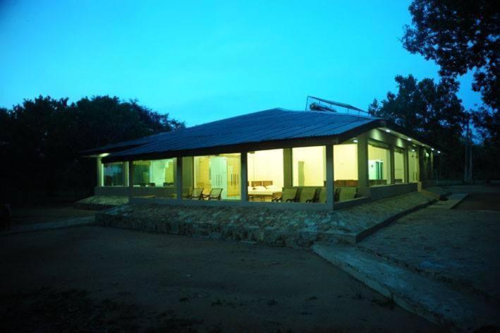 Crocodile Park Bungalow Kataragama Bagian luar foto